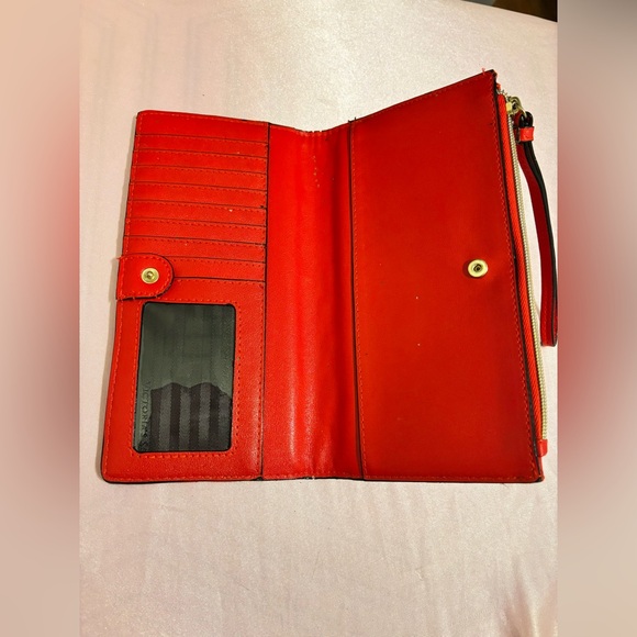 Victoria’s Secret Wallet Zipper All Around Red Chevon Quilted Heart Wristlet - Picture 4 of 4